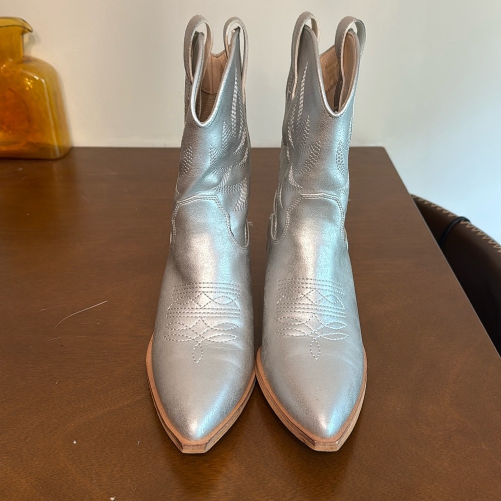 Silver cowgirl boot size 8.5